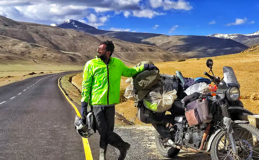 Un bărbat a stabilit un record pentru cea mai lungă călătorie cu motocicleta.
