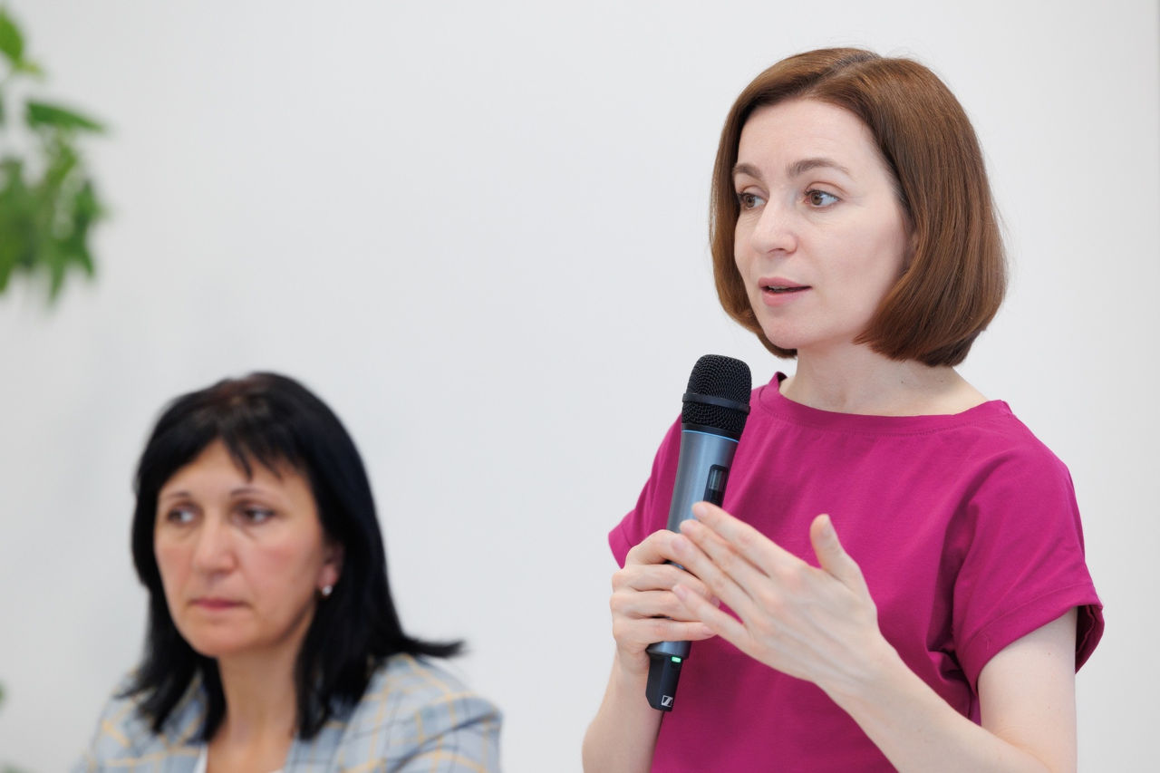 Санду посетила населенные пункты Вадул-луй-Исак и Манта.