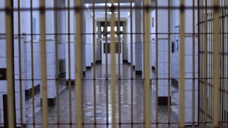 Gardianul unui penitenciar a încercat să introducă după gratii droguri.