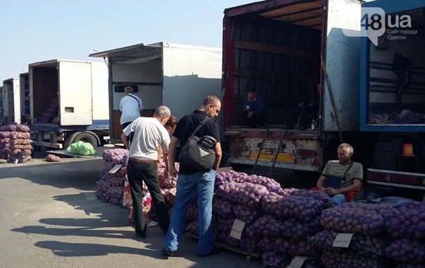 На местном рынке уже ведут торговлю с десяти автомобилей, которые не попали в Крым.