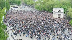 Zeci de mii de persoane au ieșit în stradă de-a lungul ultimelor luni. Foto: dw.com