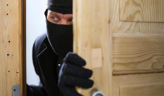 Recent, tinerii suspecți ar fi pătruns în garajul unei case de locuit, când proprietarii nu erau acasă şi au sustras diverse instrumente electrice, tehnică audio-video, fiind vândute ulterior la preţuri mizere. 