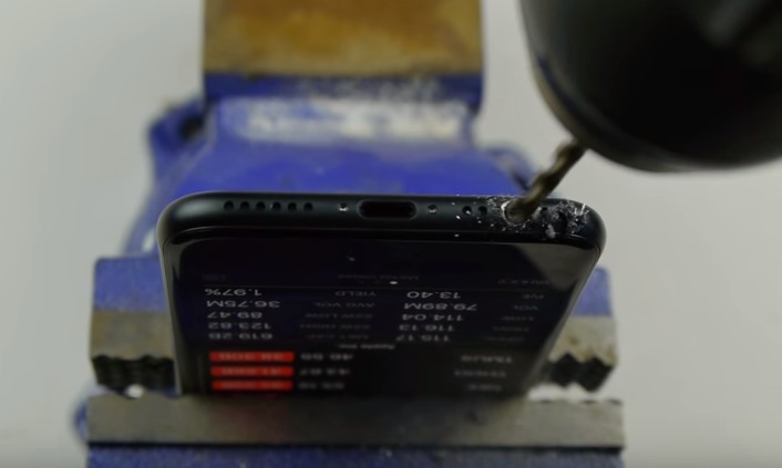 Şi-au distrus telefoanele iPhone 7 noi-nouţe, după ce au încercat să-şi facă singuri gaură pentru căşti cu bormaşina, cum au văzut pe YouTube.