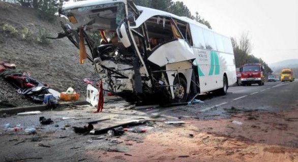 Un autocar cu 25 de români a fost implicat, miercuri dimineaţă, într-un grav accident de circulaţie în Ungaria. 