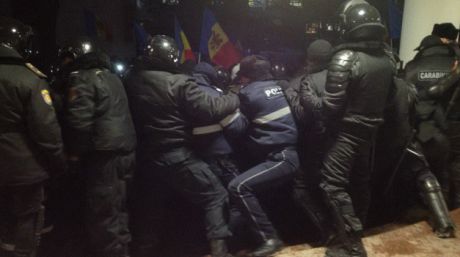 Şapte poliţişti şi trei civili au fost răniţi în cadrul protestelor de la Parlament. Foto: publika.md