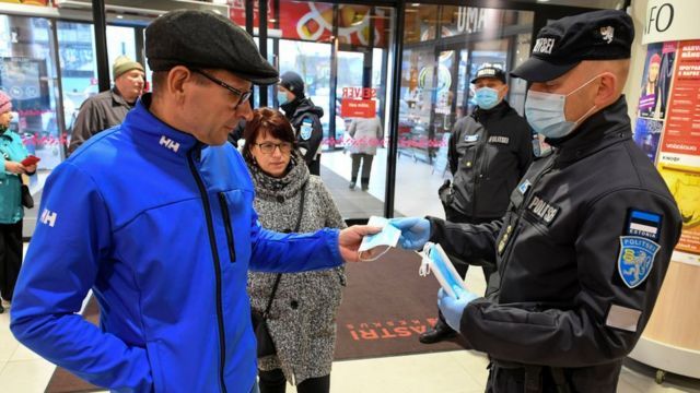 Эстония ввела анкеты для прибывающих в страну из-за штамма коронавируса "омикрон".