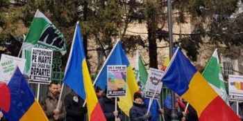Protest în faţa Ambasadei Ungariei la . Foto: b1.ro