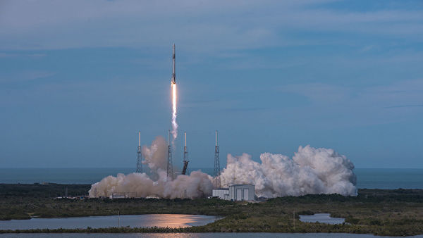 SpaceX запустила ракету с военным спутником GPS.