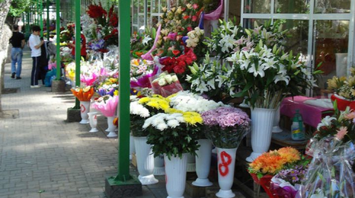 Prima zi de școală înseamnă un câștig bun pentru comercianții de flori. Foto: publika.md