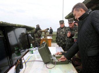 Запущенная президентом Украины на учениях ракета попала в озеро, вызвав панику среди дачников.
