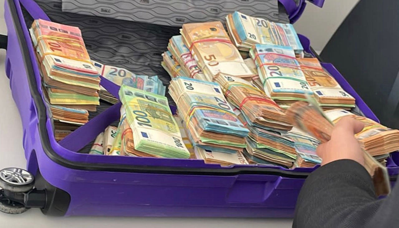 Bărbatul prins cu o valiză plină cu bani, condamnat la închisoare.