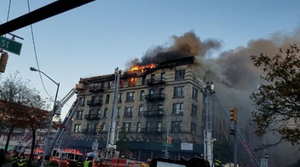 Incendiu devastator la New York. Bloc de locuinţe la un pas să se prăbuşească