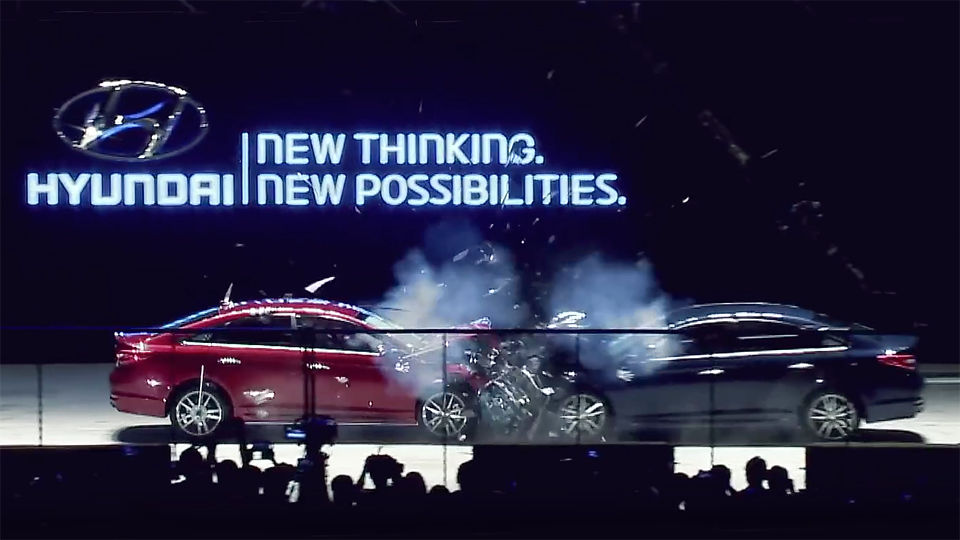 Компания Hyundai провела краш-тест на сцене перед зрителями.