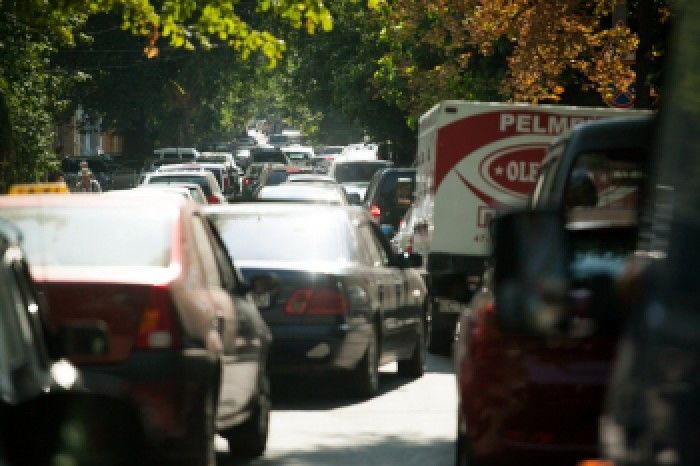 Efectele petrolului ieftin - consum și poluare mai mare, ambuteiaje mai multe. Foto: UNIMEDIA / Igor Rotari