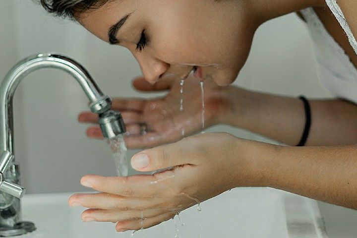 Косметолог назвала три опасности умывания горячей водой.