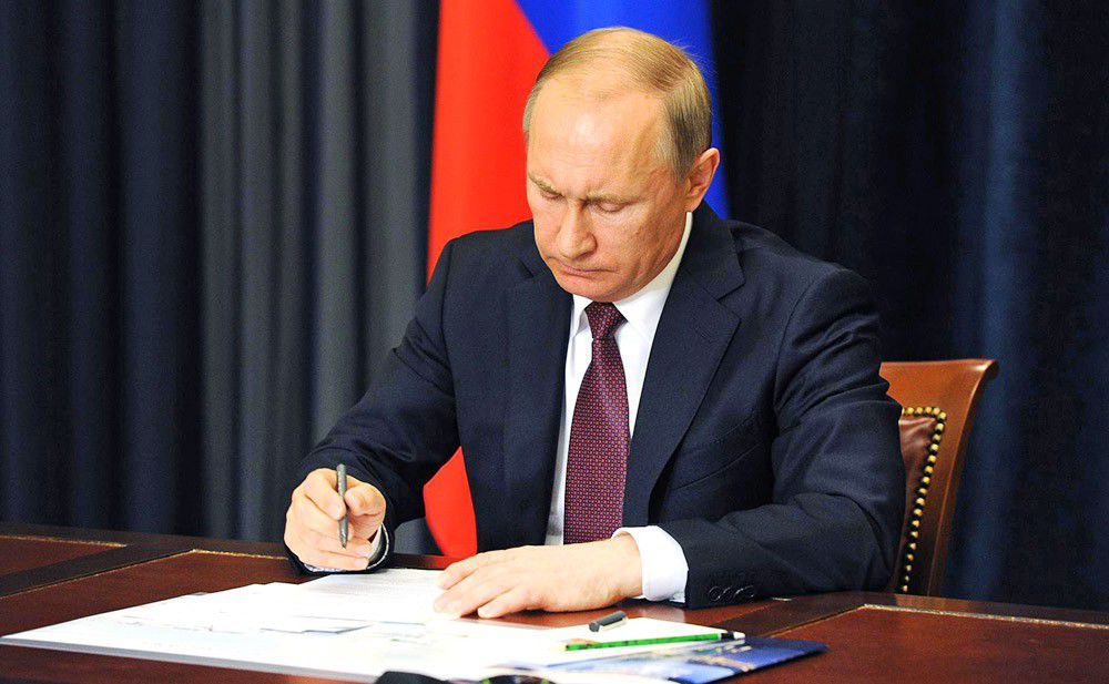 Путин освободил от должности ряд высокопоставленных силовиков.