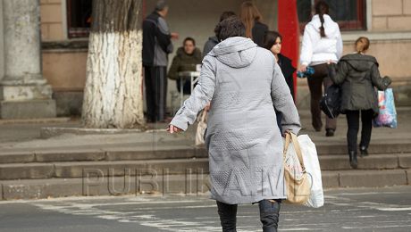 Un tânăr a fost reţinut de oamenii legii, după ce ar fi jefuit, în plină stradă, o femeie din sectorul Buiucani al Capitalei.