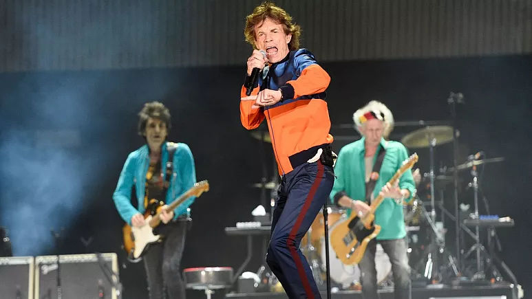 The Rolling Stones "представляют новый альбом" в местной газете.