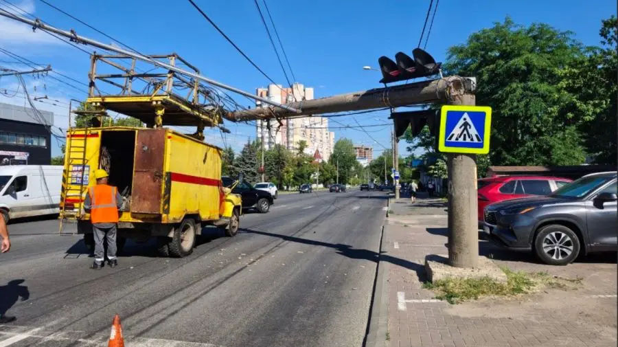 В столичном секторе Телецентр рухнула электроопора.