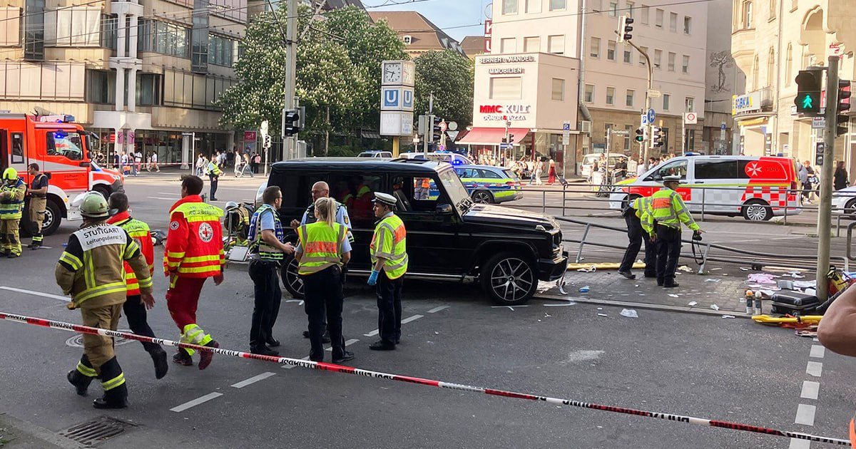 Un automobil a intrat într-o mulțime de oameni în orașul german Stuttgart: Sunt victime.