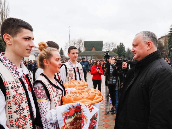 Игорь Додон передал спецавтомобиль КамАз городу Купчинь района Единцы.