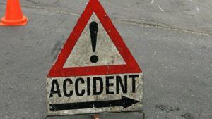 Trei persoane au ajuns la spital după ce maşina în care se aflau a intrat violent într-un zid.