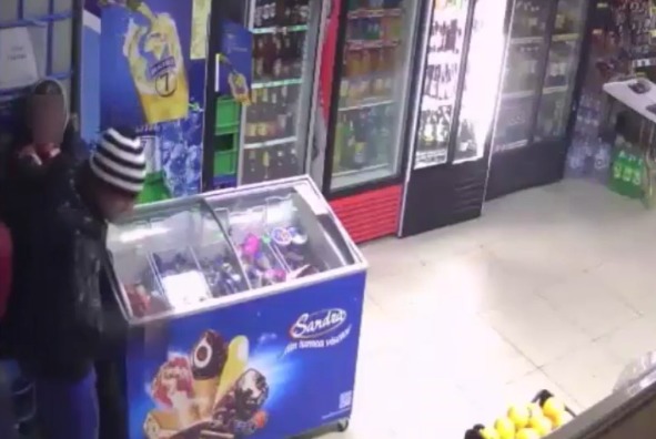 Ulterior, indivizii au forţat femeia să iasă din magazin, pentru a nu informa paza sau Poliţia.
