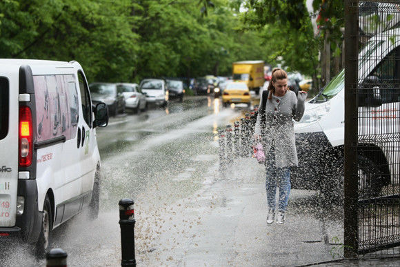 Vremea va fi determinată, mâine, de influența unei zone de aer cu presiunea atmosferică scăzută. Foto: click.ro