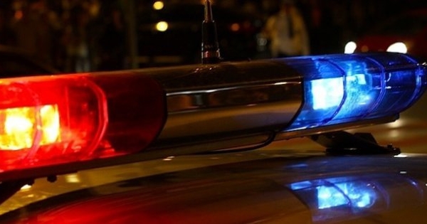Un tanar din capitala s-a ales cu dosar penal, dupa ce ar fi incercat sa ia arma unui politist, venit la fata locului pentru a calma spiritele.