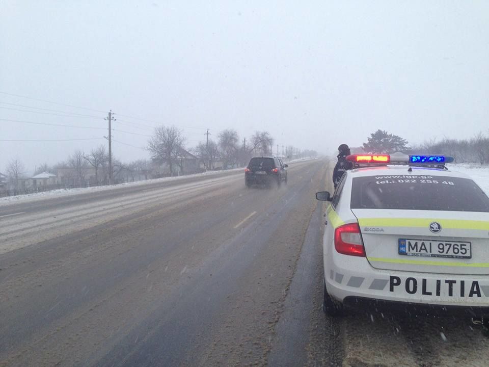 Până la această oră, din cauza ninsorii, în țară au avut loc zece accidente rutiere.
