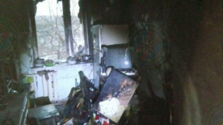 Из-за пожара в многоквартирном доме в Бендерах пострадали два человека.