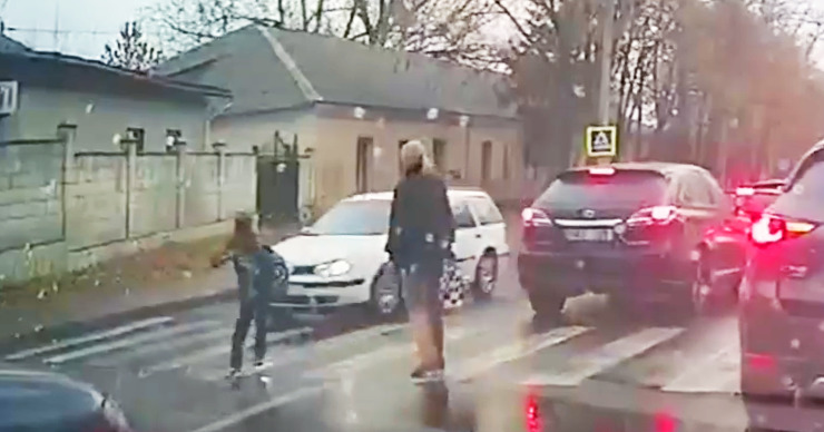 В столице водитель на машине чуть не сбил на пешеходном переходе ребенка.