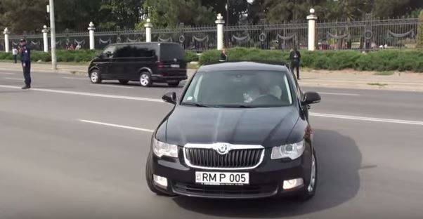 Zinaida Greceanîi, a venit la protest cu maşina Parlamentului.