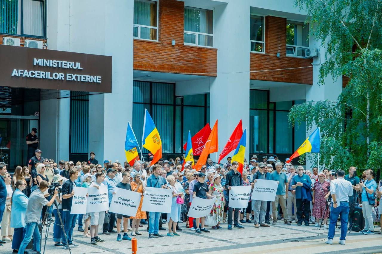 Представители ПСРМ протестовали у МИД, призывая увеличить число избирательных участков в РФ.