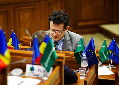 Пистринчук считает, что большая часть населения желает досрочных выборов.