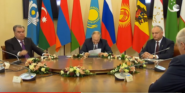Путин час читал лидерам стран СНГ лекцию о Мюнхенском сговоре.