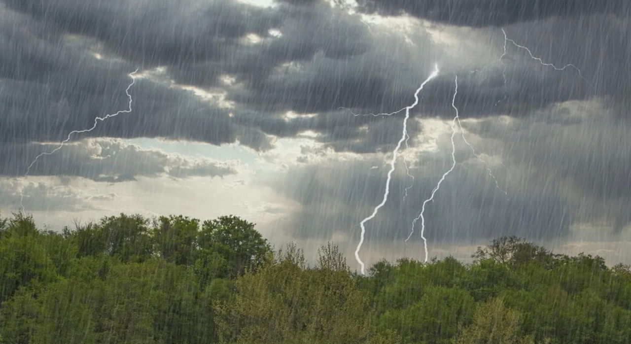 Avertizare meteo: Cod Galben de averse puternice cu descărcări electrice.