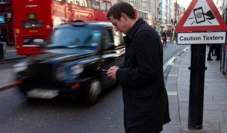 Pietonii care folosesc telefonul când traversează strada riscă amendă sau chiar închisoare. 	Foto: automarket.ro