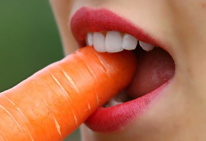 Стоматолог перечислил продукты, сказывающиеся на цвете зубной эмали.