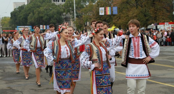 Autorităţile au pregătit un amplu program cultural-artistic cu ocazia sărbătorii Zilei Oraşului.