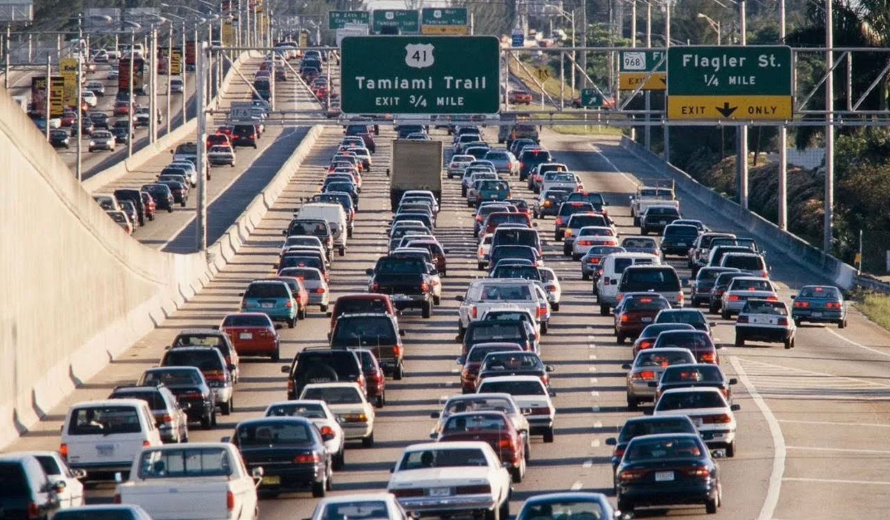 Benzina din SUA, cea mai ieftină din ultimii patru ani: Americanii planifică un număr record de călătorii.
