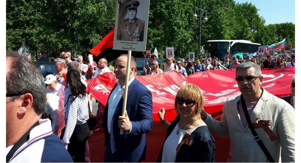 Огромную копию Знамени Победы привезли в столицу Германии активисты молдавской общественной организации "За Родину!".
