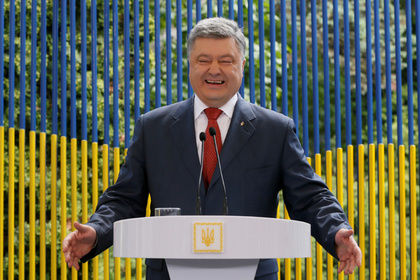 Порошенко похвастался ценным украинским паспортом.