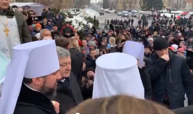 Порошенко на вопрос о коррупции ответил: "Слава Украине!".
