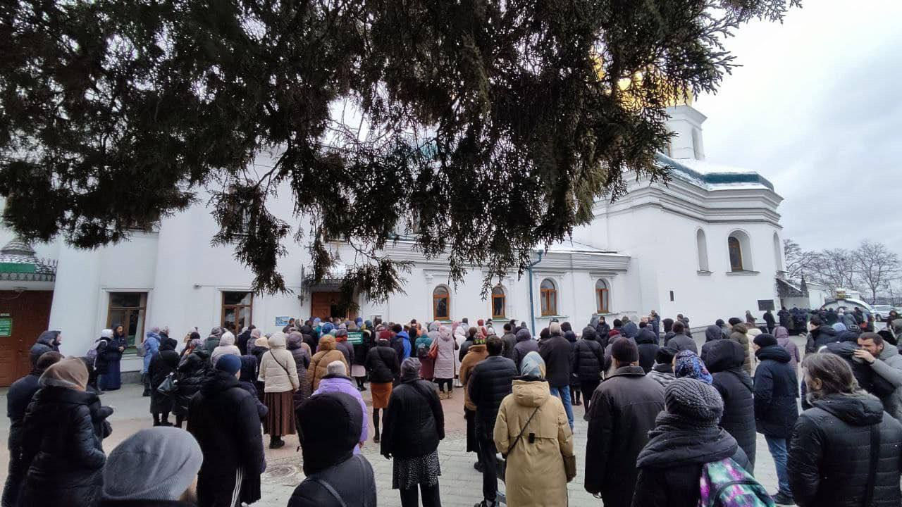 У Киево-Печерской Лавры собираются верующие: в толпе замечен боксер Усик.