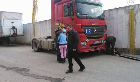 Un bărbat de 62 de ani a murit în această după-amiază după ce a fost strivit între remorca unui camion şi un perete. Foto: jurnal.md
