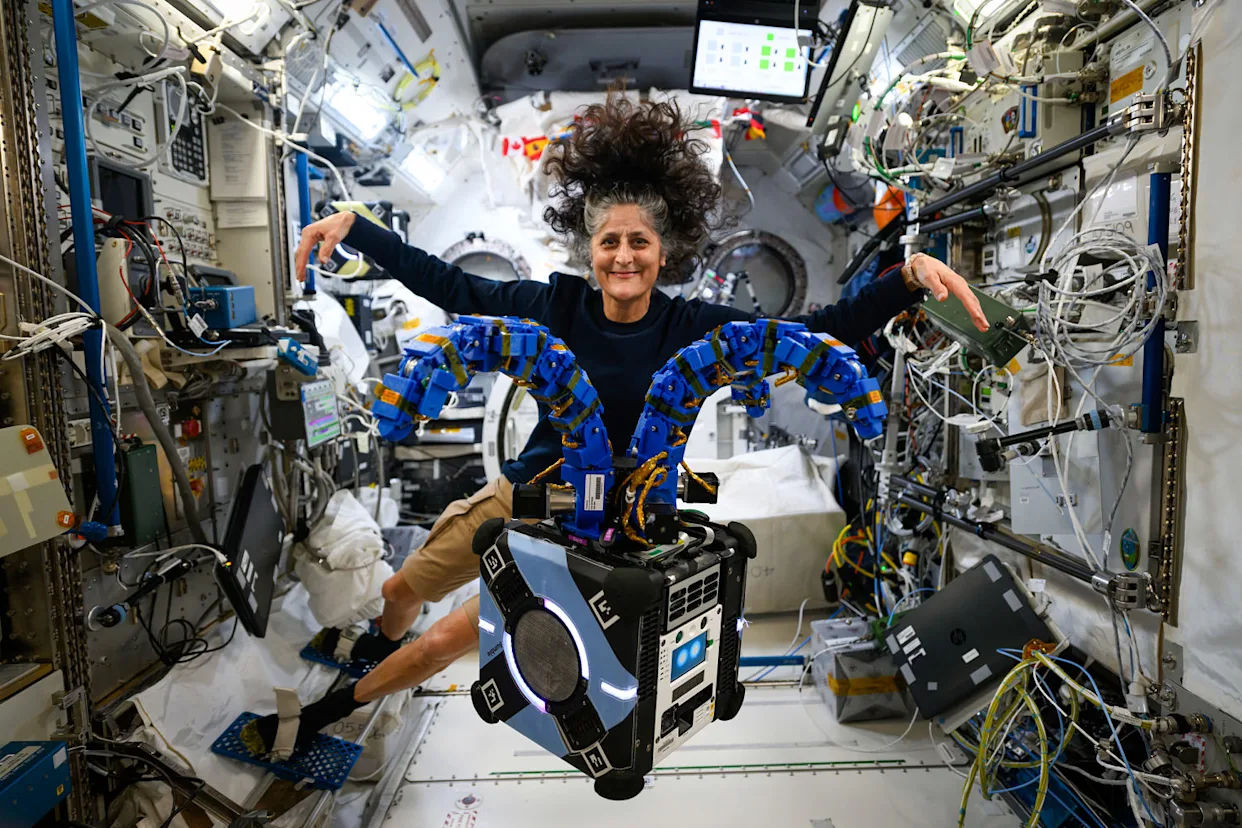 Un astronaut blocat pe ISS timp de nouă luni și-a dat demisia de la NASA.