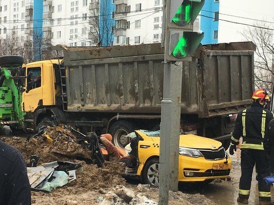 Самосвал с песком раздавил такси с водителем и пассажиром в Москве.