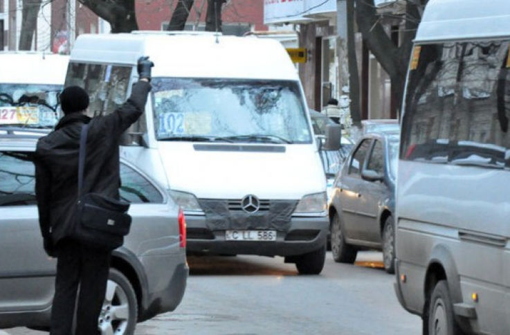 Șoferii microbuzelor de rută din capitală, scutiți de taxele locale