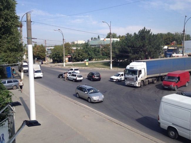 Un automobil al poliţiei de marcă Dacia Logan s-a ciocnit cu o maşină de marcă Opel Astra. Foto: jurnal.md